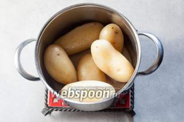 Отвариваем картошку до готовности (остриё ножа должно входить в картошку легко и плавно).