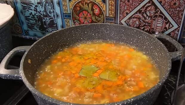Даже без мяса может получиться очень наваристое и вкусное первое блюдо. Бюджетный овощной суп с яйцами под красноречивым названием «Неделя до зарплаты» тому доказательство.-3