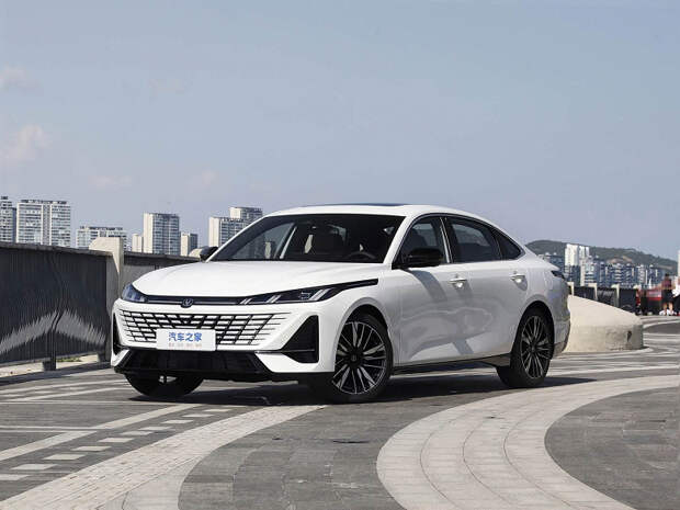 Просторный 192-сильный седан Changan — всего 72,9 тыс. юаней (830 тыс. рублей). Представлен обновленный Changan Eado