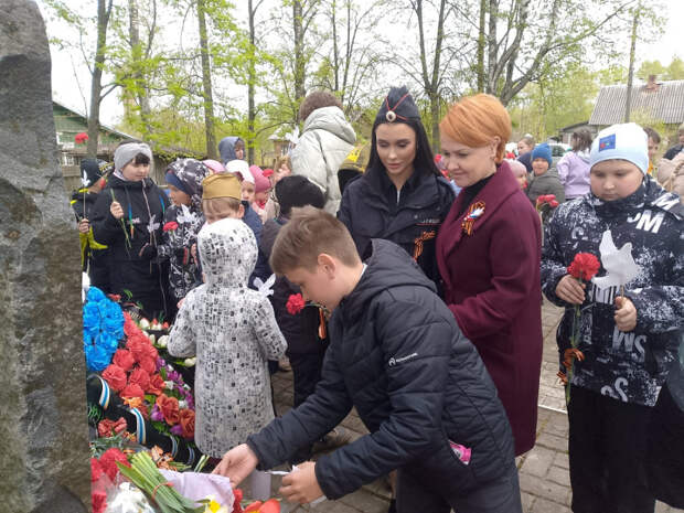 В Нелидово полицейские и общественники возложили цветы на воинском захоронении