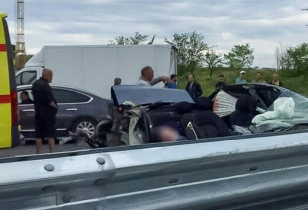 ДТП в Крыму: водитель легковушки погиб, столкнувшись с манипулятором 