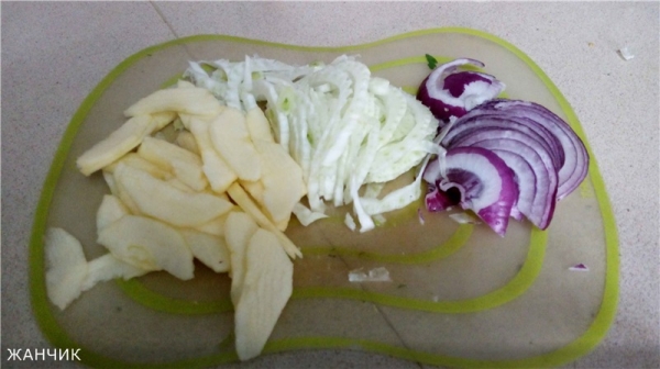 Салат из фенхеля с яблоком и сиреневым луком