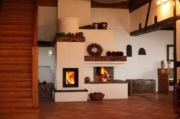 Русская печь вместе с камином, наполнят ваш дом не только теплом, но и создадут самобытное очарование интерьеру.