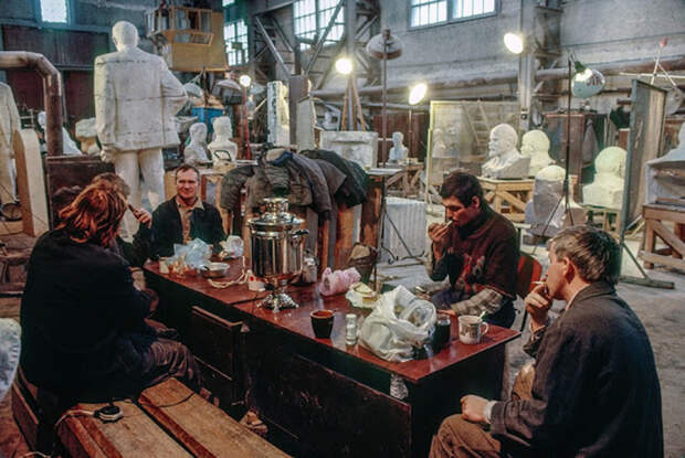 Перерыв на чай в цеху по производству бюстов и статуй Владимира Ленина, 1989 год, Москва интересно, история, фото