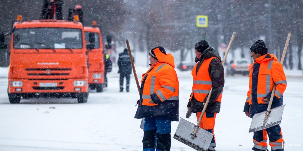 Территорию дома на Ботанической очистили от снега