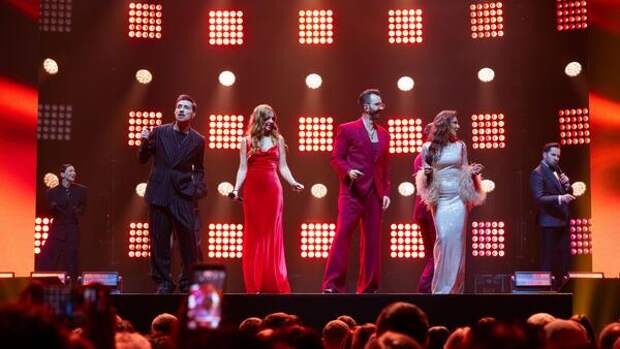 Билан и Дубцова выбрали полоску, а Подольская с Жасмин — красный: звезды на «Золотом Граммофоне» в Петербурге