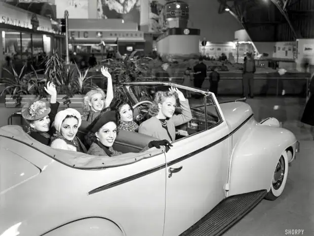 На прогулку в Олдсмобиле в 1939 году.