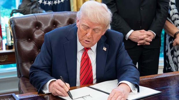 Трамп подписал указ о введении пошлин для десятков стран