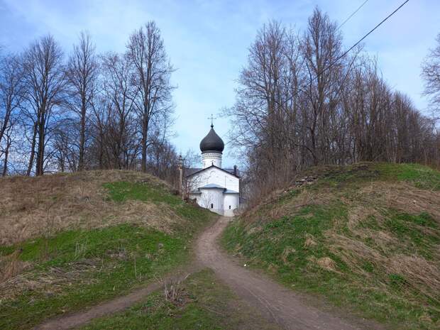 Псковская область весной. Город Гдов, Трутневская и Лочкина пещеры, озеро Серебряное, Псков