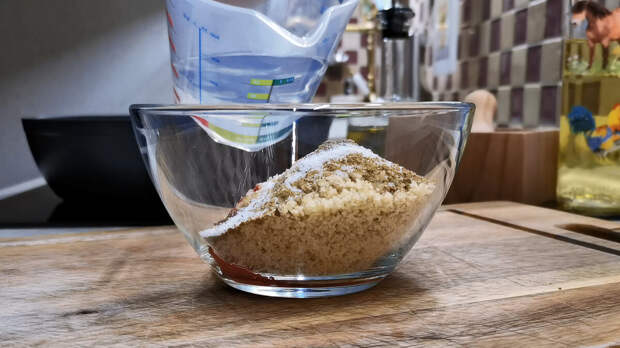 Орехи можно измельчить любым способом - пропустить через мясорубку, прокрутить в блендере, просто порубить ножом. Для простоты я это делаю, как правило, последним способом.
