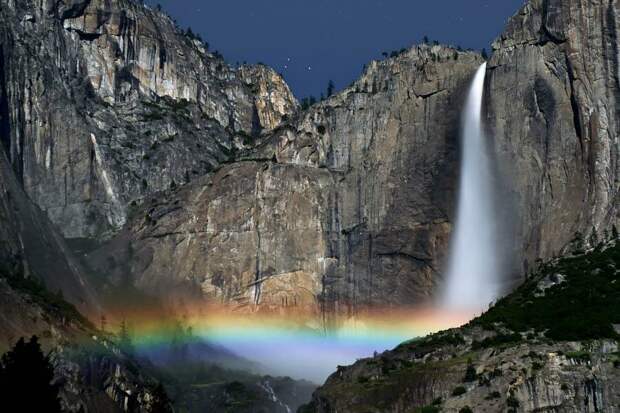 РЕКЛАМА Лунная радуга — явление очень редкое. Его можно увидеть ночью у мощного водопада, при условии, что небо тёмное, а Луна висит низко над землёй.