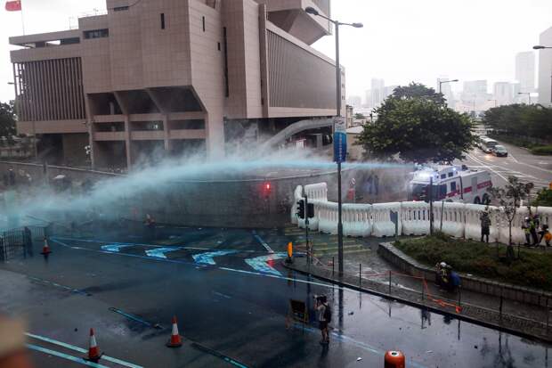 Полиция в Гонконге применила против демонстрантов водометы с цветной водой