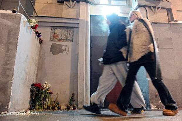 Разбившего табличку в память об Анне Политковской в Москве нашли и наказали