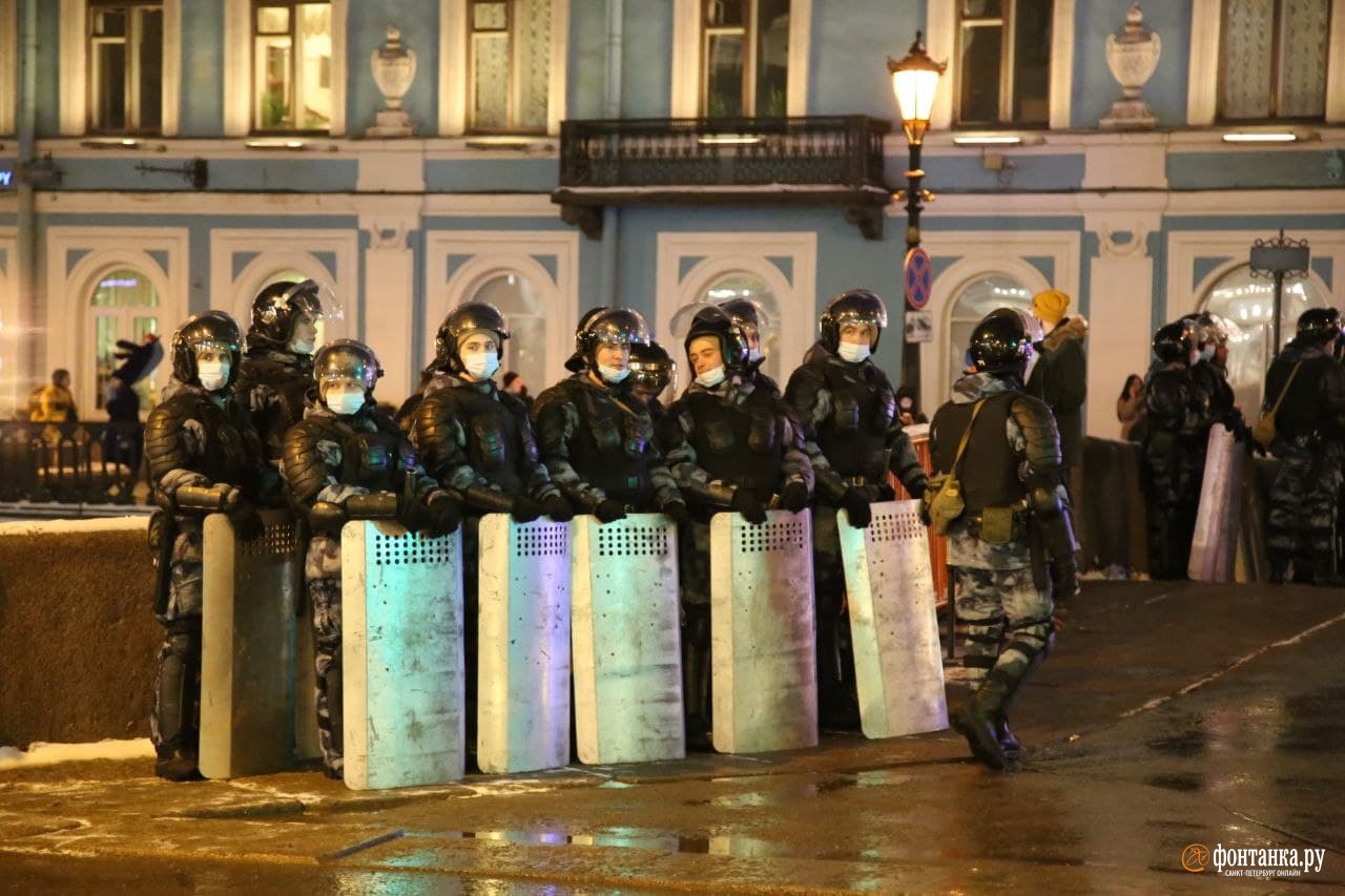 На Дворцовой маневрирует рота ОМОНа. До решения по «делу Навального» остался час