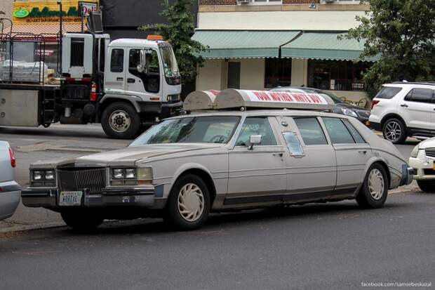 Кто-то поиздевался над старым 1985 Cadillac Seville Limo 1985 года. Сфоткал в бруклинском Гринпоинте. нью-йорк, олдтаймер, ретро автомобили