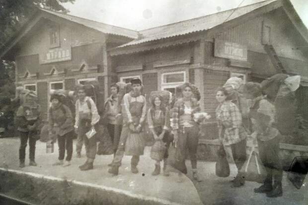 Группа на станции Мурино в Иркутской области. Фото из архива Галины Бапановой. байкал, гибель, иркутск, перевал Дятлова, трагедия, туристы