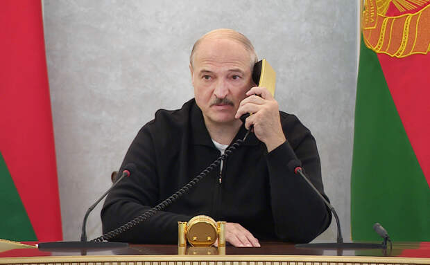 Лукашенко пожаловался, что Путин не пригласил его в Крым