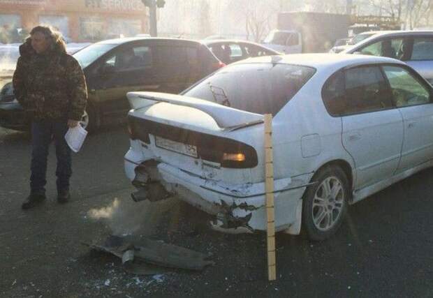 В Новосибирске автовладелец затонировал заднюю оптику и сразу попал в ДТП