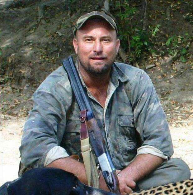 Теунис Бота был профессиональным охотником на крупных диких животных и организатором сафари несчастный случай, охота, сафари, слоны