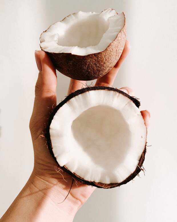 Гид по кокосу: чем полезен для кожи, волос и настроения (плюс 15 средств с ним для райского наслаждения)