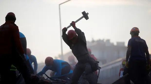 Число жертв землетрясения в Турции достигло 98