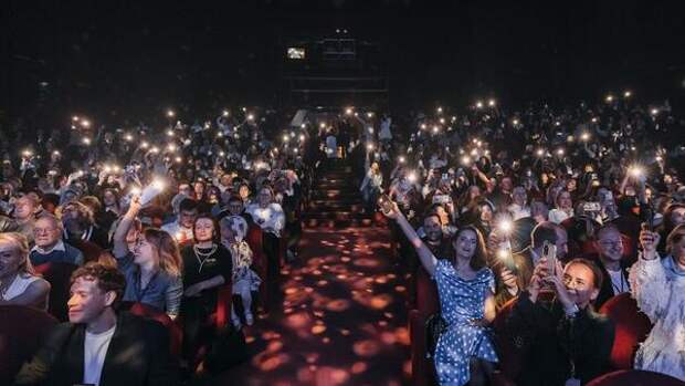 Звёздные гости, овации и море огней: главный суперхит десятилетия снова на сцене Театра МДМ