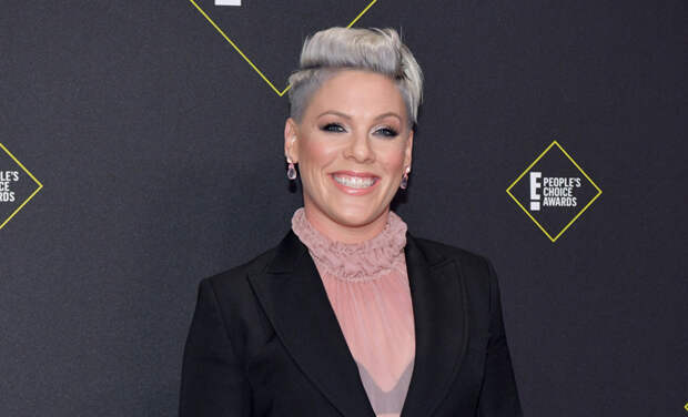 Певица Пинк побрилась налысо: фото