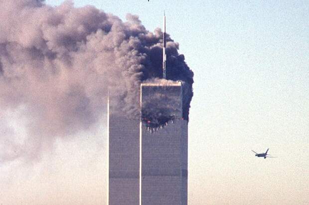 Самолет летит в башню Всемирного торгового центра в Нью-Йорке. 11 сентября 2001 года - РИА Новости, 1920, 07.09.2020