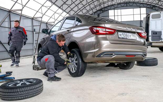 Названы правила безопасной езды на летних шинах снежной весной