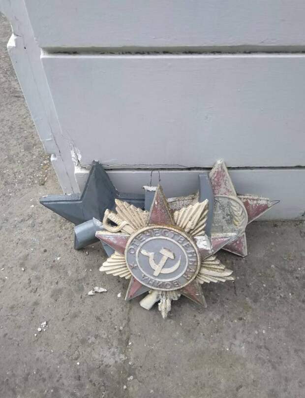 На Украине продолжают искоренять память о своей героической истории, связанной с Россией и СССР....