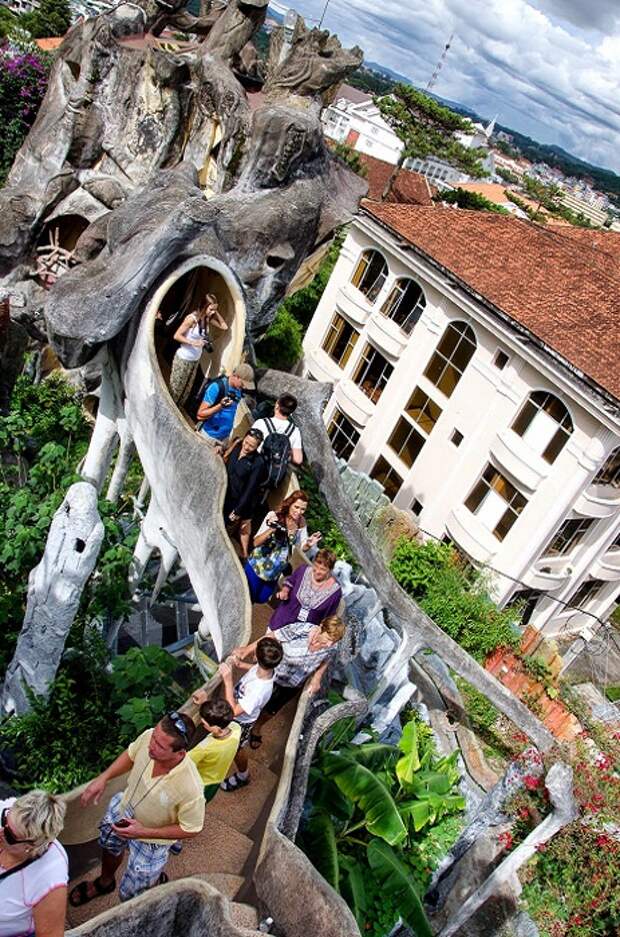 Туристы со всего мира стремятся увидеть гениальное архитектурное творение (Crazy House, Вьетнам).