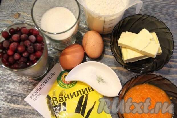 Подготовить продукты для приготовления кексов с тыквой.