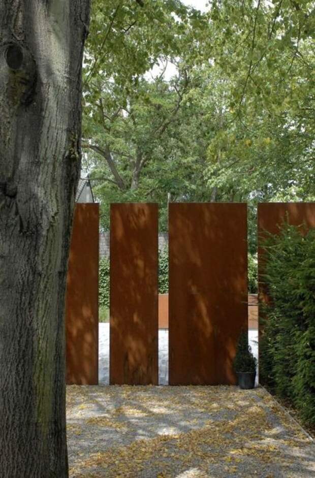 Забор из натуральных массивов древесины достаточно популярен и впишется в любой ландшафтный дизайн. 