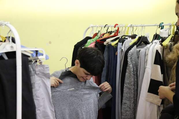 “Система меняется”: в Автозаводском ПНИ прошел “бесплатный магазин” одежды