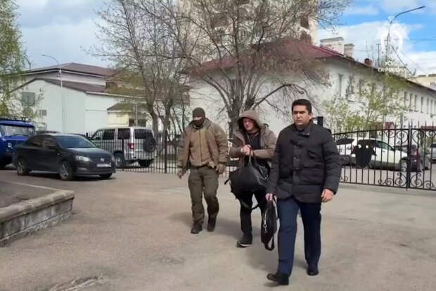 Задержанный глава российского города в сопровождении силовиков попал на видео