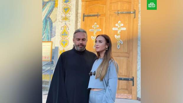 «Фу, какая мерзость!»: голый пупок Бузовой в храме разозлил верующих