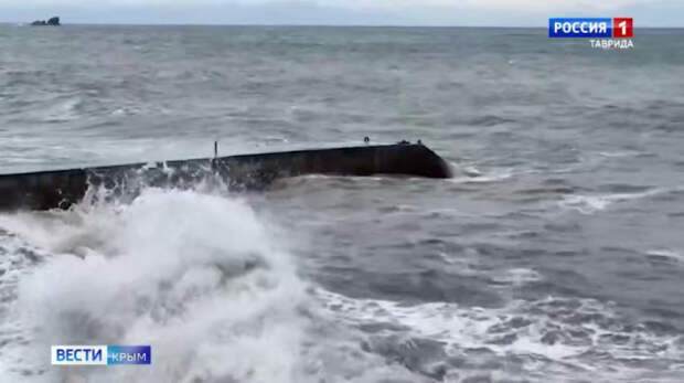 В некоторых районах Крыма бушует ураганный ветер