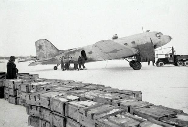 7.Pogruzka-boepripasov-na-transportnye-samolety-Li-2-dlya-otpravki-na-front.-Mart-1943-g..jpg 7.Pogruzka-boepripasov-na-transportnye-samolety-Li-2-dlya-otpravki-na-front.-Mart-1943-g..jpg