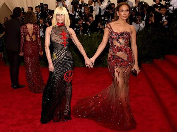 На красной ковровой дорожке Бала института костюма - Met Gala-2015 Дженнифер Лопес появилась в сопровождении Донателлы Версаче.