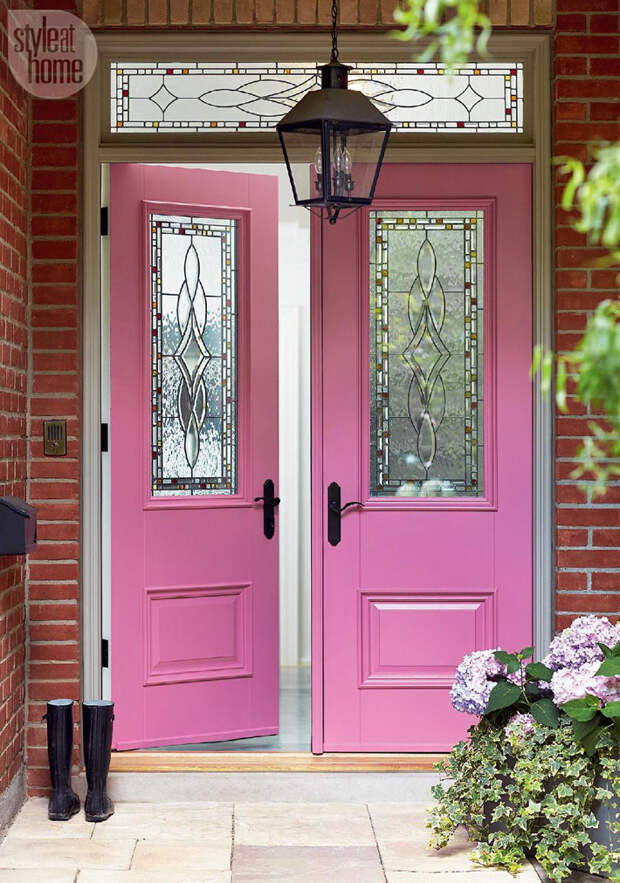 розовая входная дверь в интерьере дома