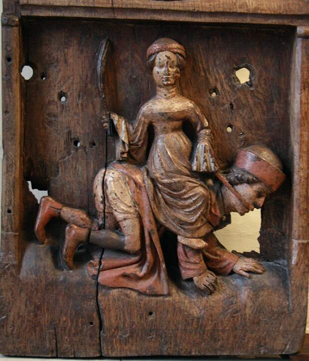 Aristoteles_&_Phyllis,_detail_of_a_carved_bench_end,_early_15th_century.jpg