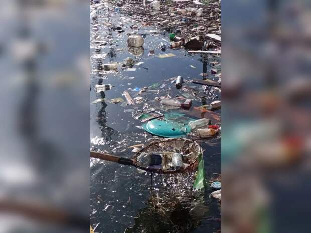 Что нашли астраханские коммунальщики на дне каналов после зимы?