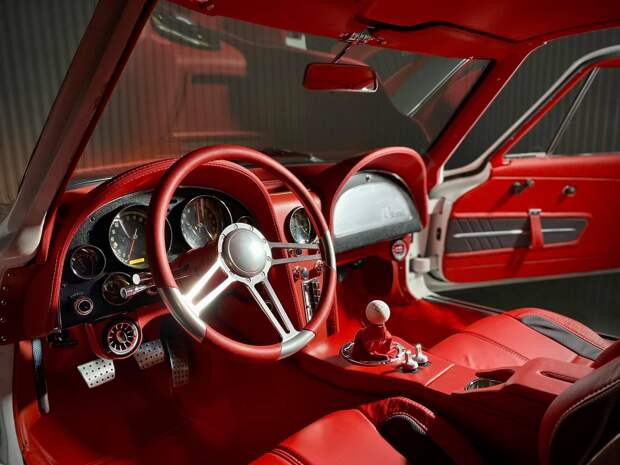 Великолепный рестомод Corvette Stingray 1967 года