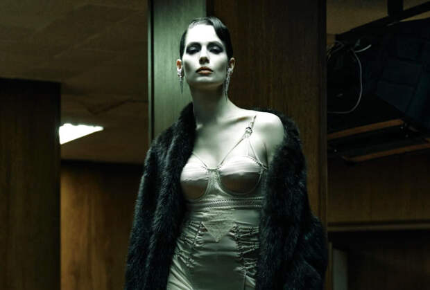 Актриса Юлия Снигирь в откровенных образах снялась для журнала