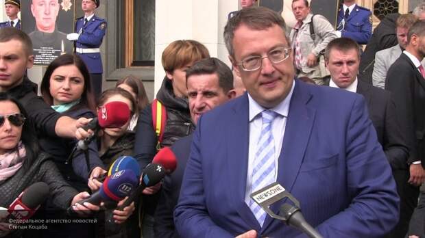 Угнетенного депутата Рады Геращенко с зашитой раной на шее увидели пассажиры самолета