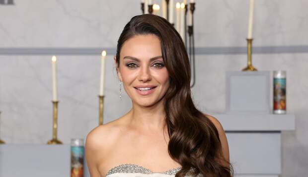 Актриса Мила Кунис в корсетном платье снялась с Эштоном Кутчером на премии