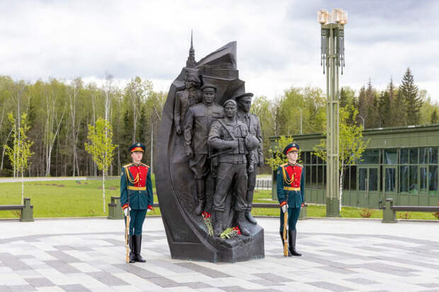 Военнослужащие военной полиции возложили цветы к историко-художественной монументальной композиции «Военная полиция России»