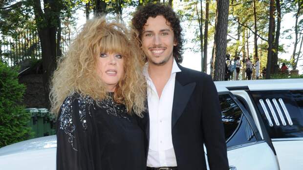 Максим Галкин* улетел в Нью-Йорк с детьми на каникулы: редкие фото