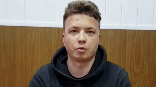 Родные Протасевича сообщили его адвокату, что передали ему передачу 