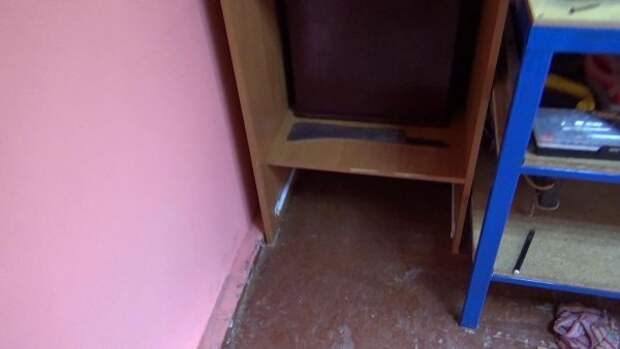 Мебель своими руками. Полочки для мастерской из старого комода.